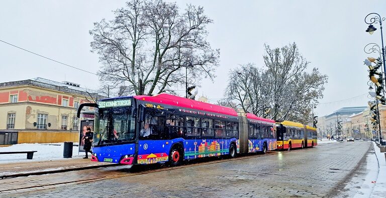 Świąteczny autobus na trasie
