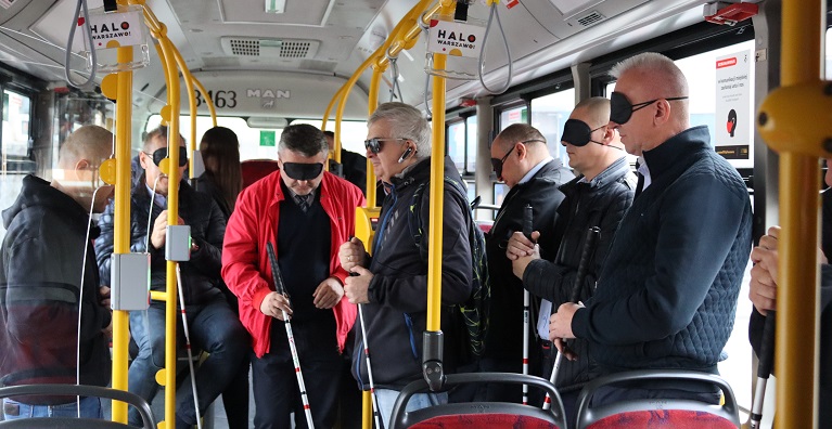 Kierowcy autobusów uczą się pomagać niewidomym pasażerom