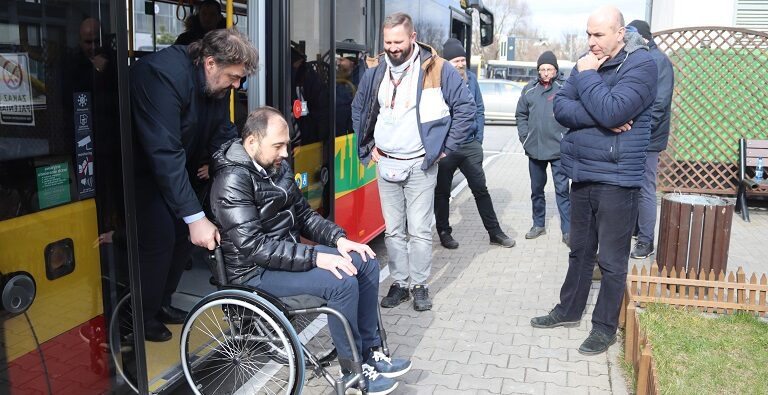 Kierowcy autobusów uczą się pomagać pasażerom z niepełnosprawnościami